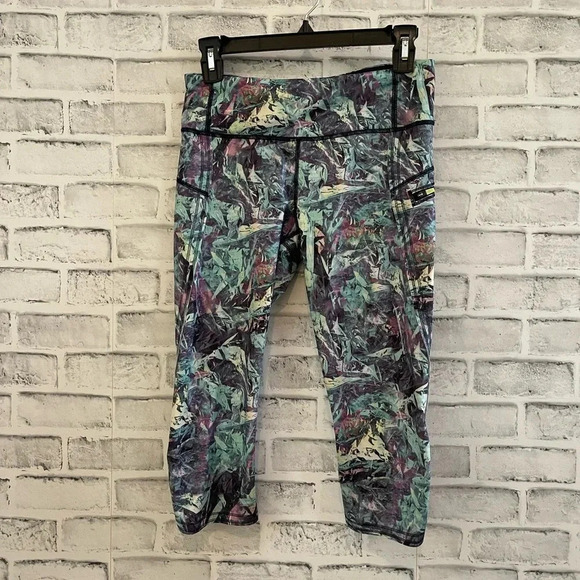 Women’s Lululemon Run Top Speed Crop SZ  6 -Iridescent Multi Luxtreme Leggings - Picture 1 of 4